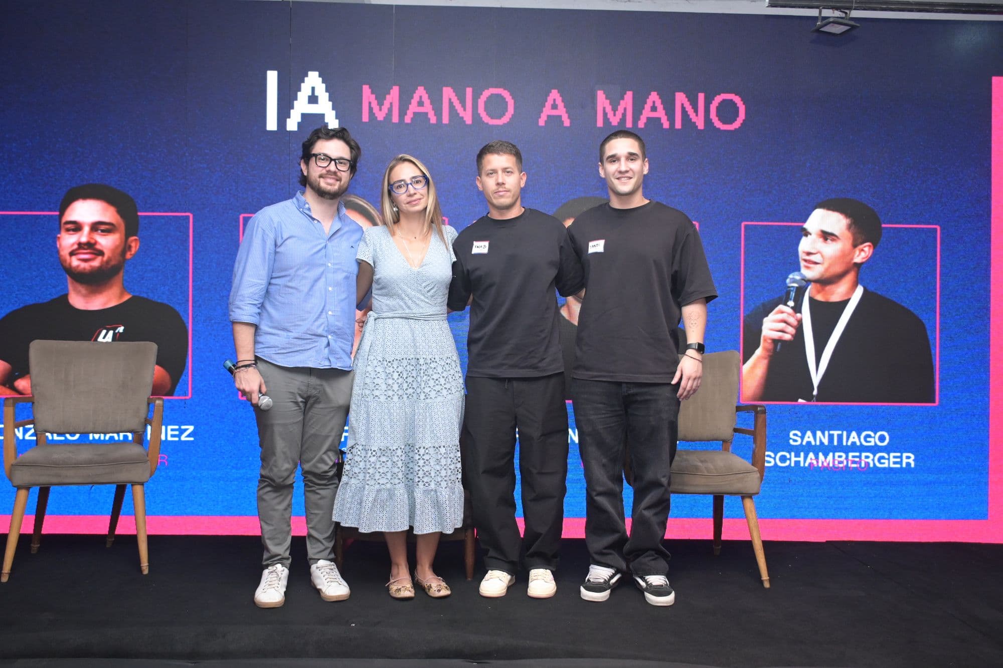 Panel IA mano a mano con cinco founders en el escenario del Paraguay Tech Fest 2026