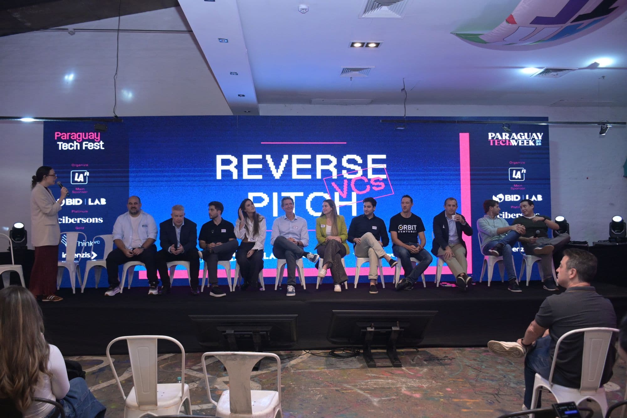 Panel de inversores y corporativos en el Reverse Pitch del Paraguay Tech Fest 2026